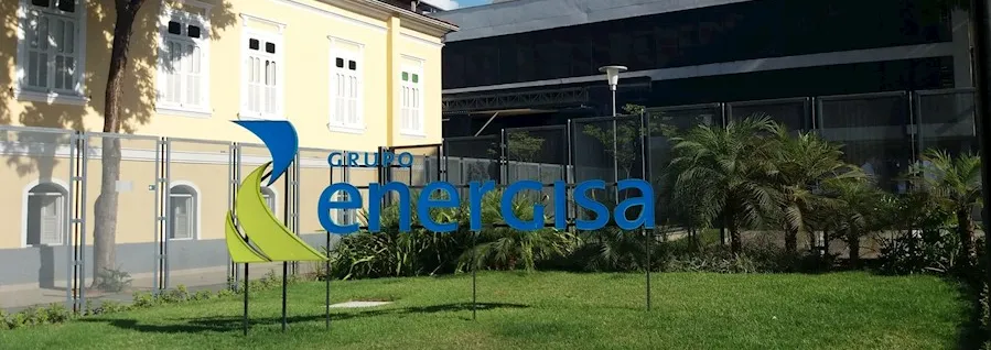 Foto gramado com logo do Grupo Energisa
